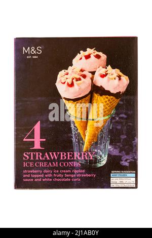 Schachtel mit Eistüten aus Erdbeereis, Eiscremes von M&S, isoliert auf weißem Hintergrund Stockfoto