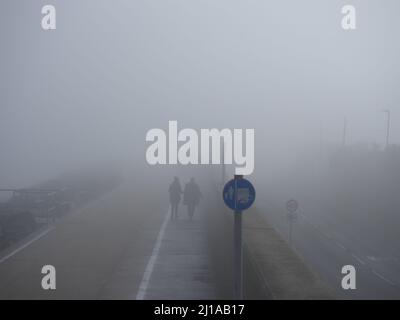 Sheerness, Kent, Großbritannien. 24. März 2022. UK Wetter: Starker Nebel in Sheerness, Kent heute Morgen. Kredit: James Bell/Alamy Live Nachrichten Stockfoto