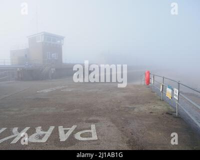 Sheerness, Kent, Großbritannien. 24. März 2022. UK Wetter: Starker Nebel in Sheerness, Kent heute Morgen. Kredit: James Bell/Alamy Live Nachrichten Stockfoto