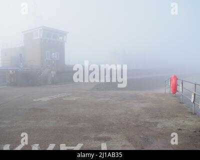 Sheerness, Kent, Großbritannien. 24. März 2022. UK Wetter: Starker Nebel in Sheerness, Kent heute Morgen. Kredit: James Bell/Alamy Live Nachrichten Stockfoto