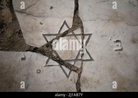 Davidstern auf einem Grabstein auf dem jüdischen Trumpeldor-Friedhof in Tel Aviv, Israel. Stockfoto