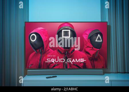 Squid Spiel TV-Serie auf großen tv-Bildschirm. Squid Spiel Fernsehshow zu Hause Stockfoto