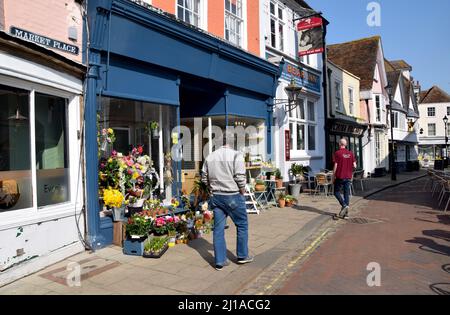 23/03/2022 Faversham UK Ein friedlicher Frühlingstag in der malerischen Stadt Faversham Kent. Bild zeigt Geschäfte im Market Place. Stockfoto
