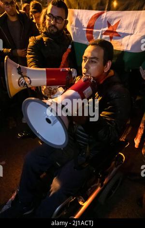 Barcelona, Spanien. 23. März 2022. Ein Demonstrator im Rollstuhl spricht mit zwei Megaphonen zur Menge. Sahrawis mit Wohnsitz in Barcelona haben sich vor der Delegation der spanischen Regierung in Barcelona versammelt, um gegen die Änderung der politischen Kriterien der spanischen Regierung von Pedro Sánchez bezüglich der Souveränität der Sahara-Gebiete zu protestieren. Kredit: SOPA Images Limited/Alamy Live Nachrichten Stockfoto