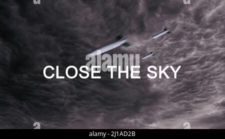 Schwarz-Weiß-Foto von Projektil fliegt vor dem Hintergrund des Himmels Stockfoto