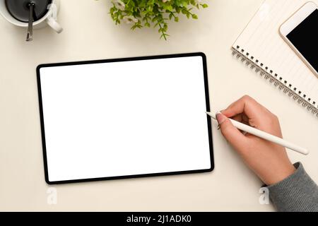 Aufnahmen über dem Kopf, weibliche Hände mit Stylus-Stift, die ihr Grafikdesign auf dem Tablet-Touchpad-Bildschirm entwerfen. Stockfoto