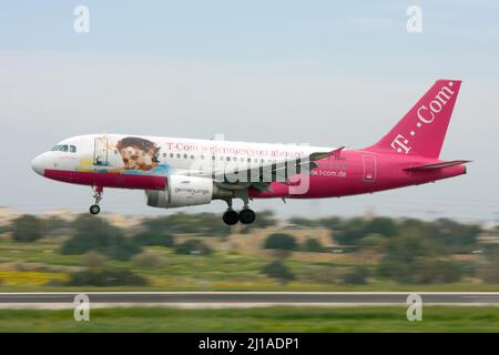 Germanwings Airbus A319-112 (REG: D-AKNR) in www.t-com.de-farbiger Landebahn 31. Stockfoto