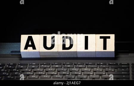 AUDIT-Wort auf Holzblock geschrieben, Geschäftskonzept Stockfoto