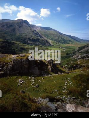 Nant Ffrancon Pass Snowdonia Gwynedd North Wales UK blauer Himmel, weiße Wolken, aufrechte Kopie Raum Felsen Nationalpark Stockfoto