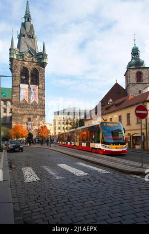 Straßenbahn in der Straße Prag Tschechische Republik aufrechter Kopierraum Europa Stockfoto