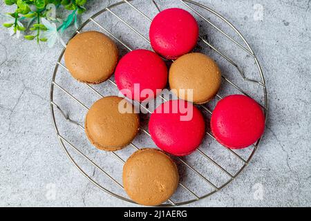 Verschiedene Makronen auf Backblech, französische Kekse Stockfoto