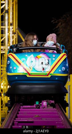 Jahrmarkt bei Nacht mit Achterbahn Stockfoto