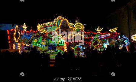 Jahrmarkt bei Nacht mit Fahrt Stockfoto