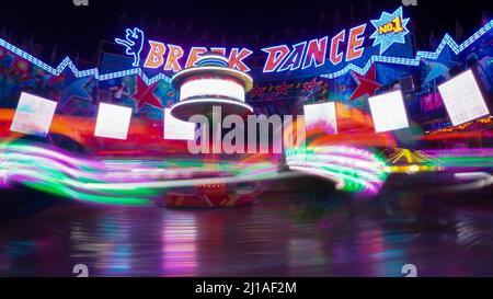 Breakdance auf dem Jahrmarkt in der Nacht in Bewegung verschwimmen Stockfoto