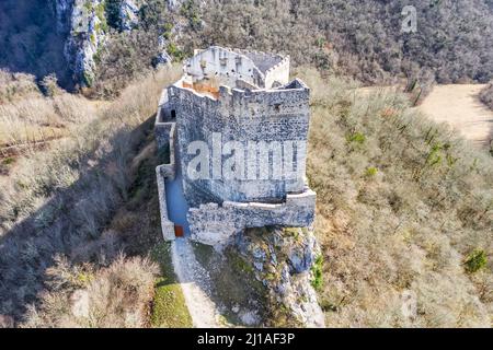 Eine aereial Ansicht der alten Burg Pietrapelosa, renoviert, zwischen Buzet und Livade, Istrien, Kroatien Stockfoto