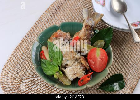 Pindang Bandeng oder SOP Bandeng (Milchfischsuppe), indonesische Fischgericht-Suppe, serviert zum chinesischen Neujahr (Imlek), köstlich und hausgemacht Stockfoto