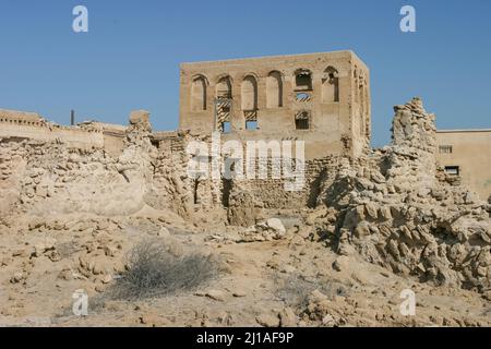 Ein verlassenes Haus in Al Jazirat Al Hamra, einer Stadt im Süden der Stadt Ras Al Khaimah in den Vereinigten Arabischen Emiraten. Stockfoto