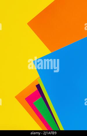 Heller geometrischer Hintergrund mit bunten Papierblättern Stockfoto