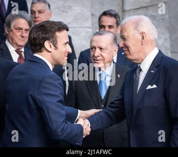 Brüssel, Belgien. 24. März 2022, Belgien, Brüssel: Emmanuel Macron (l), Präsident Frankreichs, begrüßt den Präsidenten der Vereinigten Staaten, Joe Biden, während die Staats- und Regierungschefs vor einem speziellen NATO-Gipfel am NATO-Hauptquartier für ein Familienfoto posieren. Das Thema des Gipfels ist die russische Invasion der Ukraine, die Unterstützung der NATO-Länder für die Ukraine und die weitere Stärkung der Abschreckung und Verteidigung gegen Russland. Quelle: dpa picture Alliance/Alamy Live News Stockfoto