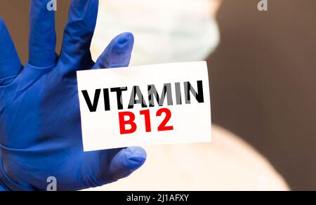 Arzt mit einer Karte mit Vitamin B12, Medical Concept Stockfoto