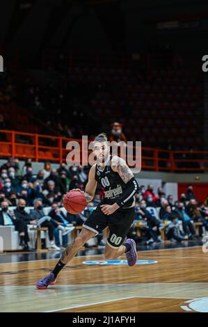 Patra, Lombardei, Griechenland. 23. März 2022. ISAIA CORDINIER #00 von Virtus Segafredo Bologna reagieren während des EUROCUP-Spiels 7days zwischen Promitheas Patras und Virtus Bologna in der Dimitris Tofalos Arena am 23. März 2022 in Patra, Griechenland. (Bild: © Stefanos Kyriazis/ZUMA Press Wire) Stockfoto