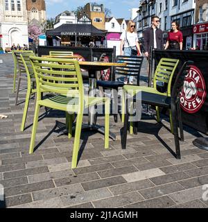 Kingston-upon-Thames, Kingston London, Großbritannien, März 23 2022, junges Paar mit Mann und Frau, das an einem außerhalb von Costa Coffee liegenden Essbereich in Einem Marktplatz vorbeigeht Stockfoto