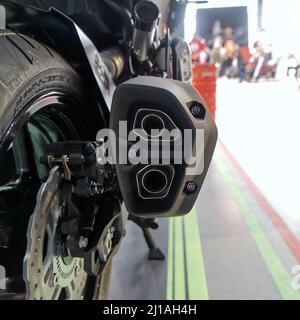 Braunschweig, 20. März 2022: Doppelauslass mit Schalldämpfer auf einem modernen Motorrad mit Verbrennungsmotor Stockfoto