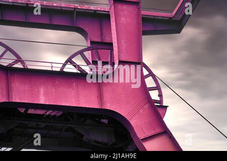 Essen, 8. Februar 2022: Teil der Zeche Zollverein, der sich gegen einen dunkelgrauen Himmel windet Stockfoto