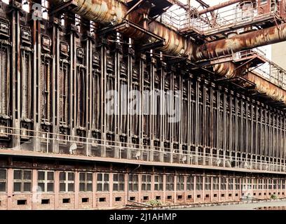 Essen, 8. Februar 2022: Batterie mit Koksöfen und Koksöfen in einer ehemaligen großen Kokerei zur Kohleveredelung. Stockfoto