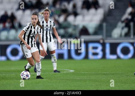 Turin, Italien. 23. März 2022. Julia Grosso von Juventus FC in Aktion beim UEFA Champions League Viertelfinale der Frauen, dem ersten Beinspiel zwischen Juventus FC und Olympique Lyon. Quelle: Marco Canoniero/Alamy Live News Stockfoto