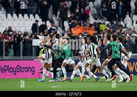 Turin, Italien. 23. März 2022. Die Spieler des FC Juventus feiern am Ende des UEFA Champions League-Viertelfinals der Frauen, dem ersten Beinspiel zwischen dem FC Juventus und der Olympique Lyon. Quelle: Marco Canoniero/Alamy Live News Stockfoto