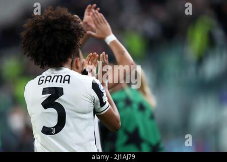 Turin, Italien. 23. März 2022. Sara Gama vom FC Juventus feiert am Ende des UEFA Champions League-Viertelfinals der Frauen das erste Beinspiel zwischen dem FC Juventus und der Olympique Lyon. Quelle: Marco Canoniero/Alamy Live News Stockfoto