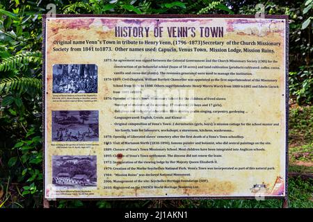 Mahe, Seychellen, 03.05.2021. Venn's Town - Informationboard der Mission Lodge mit der Geschichte der alten Missionsschule auf der Insel Mahe, Seychellen. Stockfoto