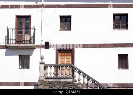 Weiße Fassade eines typischen Hauses im baskenland Stockfoto