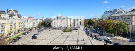 Blick von oben auf das St. Michaels Golden-Dome-Kloster und den Sophia-Platz, Kiew Ukraine Stockfoto