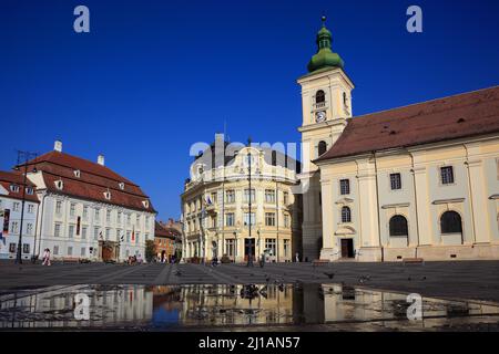 Brukenthal-Palais, Links. Rathaus, katholische Garnisonskirche, am Großen Ring, Piata Mare, Sibiu, Rumänien / Brukenthal-Palast, links. Rathaus, Ca. Stockfoto