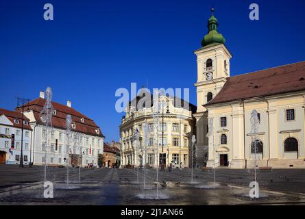 Brukenthal-Palais, Links. Rathaus, katholische Garnisonskirche, am Großen Ring, Piata Mare, Sibiu, Rumänien / Brukenthal-Palast, links. Rathaus, Ca. Stockfoto