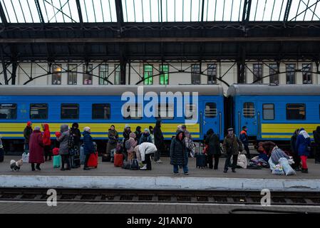 Flüchtlinge mit Gepäck und Koffern werden auf einem Bahnsteig am Bahnhof Lviv-Holovnyi gesehen, der darauf wartet, in einen Zug zu steigen, um in LVI aus dem Land zu fliehen Stockfoto