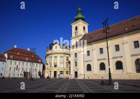 Brukenthal-Palais, Links, Rathaus, katholische Garnisonskirche, am Großen Ring, Piata Mare, Sibiu, Rumänien / Brukenthal-Palast, links, Rathaus, ca. Stockfoto