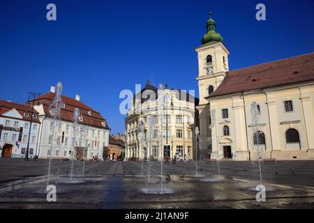 Brukenthal-Palais, Links. Rathaus, katholische Garnisonskirche, am Großen Ring, Piata Mare, Sibiu, Rumänien / Brukenthal-Palast, links. Rathaus, Ca. Stockfoto