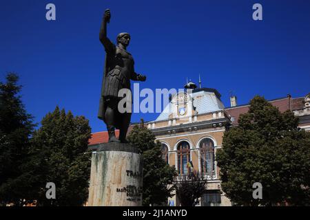 Deva, Diemrich, Statue des römischen Kaisers Trajan vor dem Rathaus, Siebenbürgen, Rumänien / Deva, Diemrich, Statue des römischen Kaiser Trajan in Stockfoto