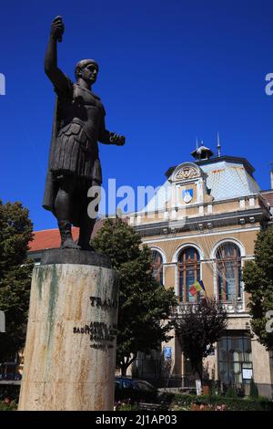 Deva, Diemrich, Statue des römischen Kaisers Trajan vor dem Rathaus, Siebenbürgen, Rumänien / Deva, Diemrich, Statue des römischen Kaiser Trajan in Stockfoto