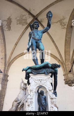 Benvenuto Cellinis Statue des Perseus mit dem Kopf der Medusa auf der Piazza della Signoria Florenz Italien Stockfoto