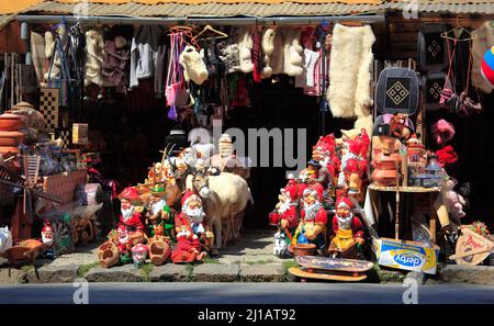 Straßenkiosky, Verkauf von Spielzeug, Gartenzwergen und Souvenirs, bei Sinaia, große Walachei, Rumänien / Street Kiosk, Verkauf von Spielzeug, Gartengnomen a Stockfoto