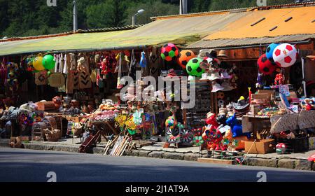 Straßenkiosky, Verkauf von Spielzeug, Gartenzwergen und Souvenirs, bei Sinaia, große Walachei, Rumänien / Street Kiosk, Verkauf von Spielzeug, Gartengnomen a Stockfoto