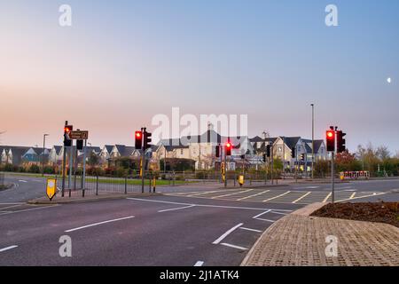 Bicester Village Outlet Einkaufszentrum am frühen Morgen kurz vor Sonnenaufgang. Bicester, Oxfordshire, England Stockfoto