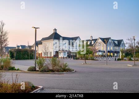 Bicester Village Outlet Einkaufszentrum am frühen Morgen kurz vor Sonnenaufgang. Bicester, Oxfordshire, England Stockfoto