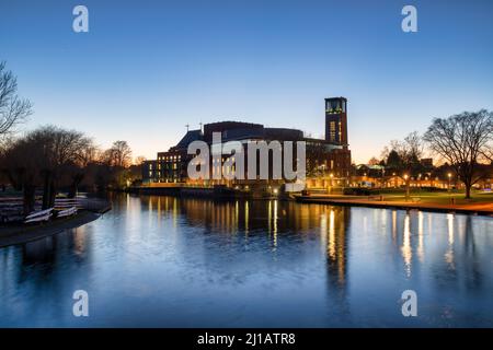 Royal Shakespeare Theatre, die in den Fluss Avon in der Abenddämmerung. Stratford-upon-Avon, Warwickshire, England Stockfoto