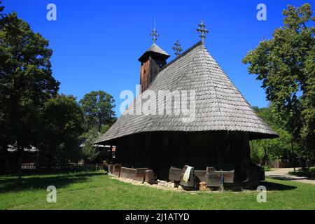 Das Muzeul Satului (Dorfmuseum) ist ein Freilichtmuseum in Bukarest, hier die Holzkirche aus Timiseni / das Muzeul Satului (Dorfmuseum) ist ein op Stockfoto