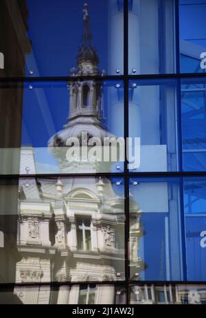 historisches Stadthaus spiegelt sich in Glasfassade eines modernen Bürogebäudes, Bukarest, Rumänien / historisches Stadthaus in Glasfassade o Stockfoto